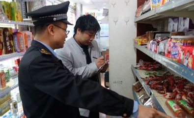 東城區(qū)專項抽檢 酒類經(jīng)營與校園周邊“五毛零食”治理雙管齊下，超220件問題產(chǎn)品下架
